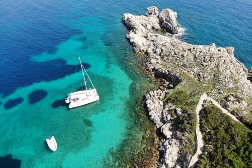 Katamaran an der Küste von Alghero