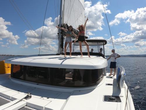 Petites filles à bord d'un catamaran