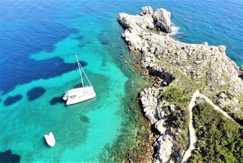 Golf von Alghero, Katamaran und türkisfarbenes Meer während der täglichen Tour mit Mittagessen