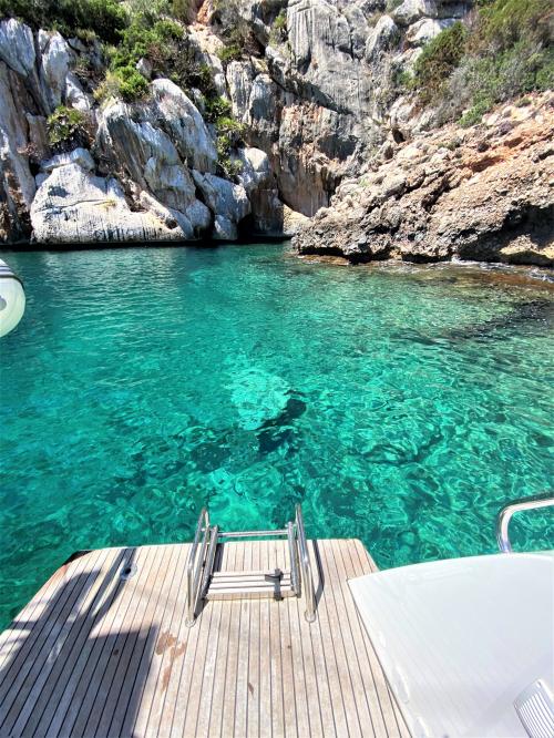 Crystal clear sea to dive in during catamaran tour in the sea of Alghero