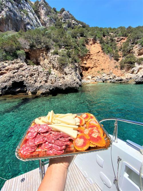 Typisch sardischer Aperitif an Bord eines Katamarans im Golf von Alghero