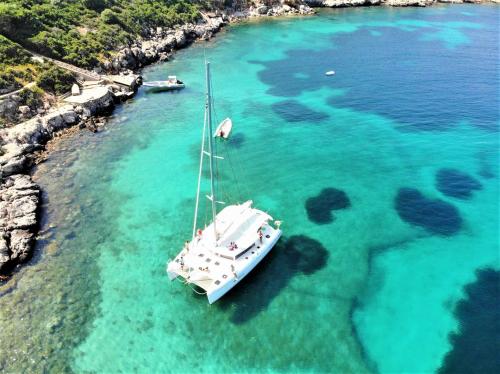 Golfe d’Alghero, catamaran et mer turquoise pendant la visite quotidienne avec déjeuner