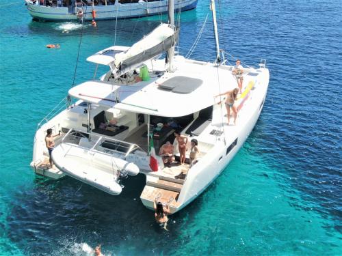<p>Katamaran und Touristen während des Ausflugs nach Alghero</p><p><br></p>