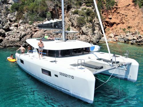 Catamarán y turistas durante la excursión a Alghero