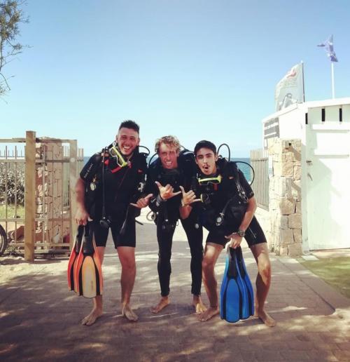 Excursionistas en preparación para el bautismo marino