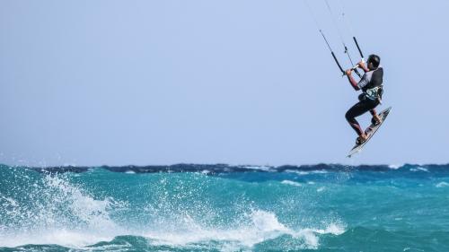 Ragazzo durante esperienza di kitesurf