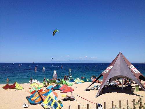 Kitesurf vola nel mare della Sardegna del nord est