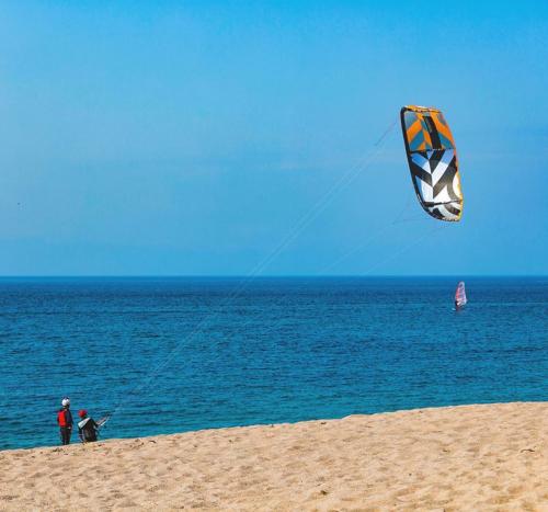 Kitesurf en el mar del noreste de Cerdeña