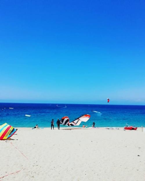 Caminante lleva el kitesurf al agua