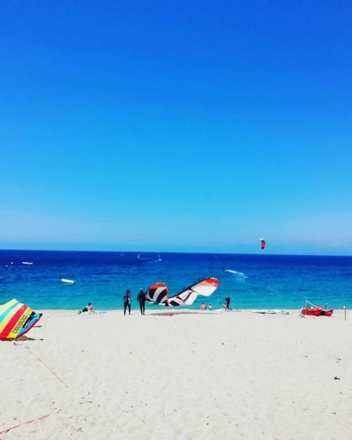 Escursionista porta il kitesurf in acqua