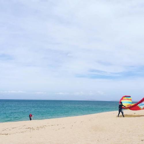 Vorbereitung auf ein geführtes Kitesurf-Erlebnis