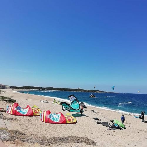 Wind, Kitesurfen und das Meer von Sardinien
