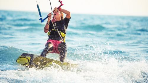 Chica durante la prueba de kitesurf en el agua