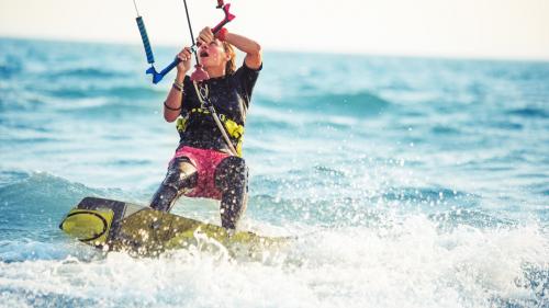 Ragazza durante prova di kitesurf in acqua