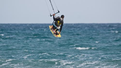 Junge Kitesurfen im Meer von Nordostsardinien
