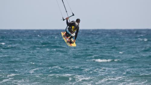 Boy kitesurf en el mar del noreste de Cerdeña