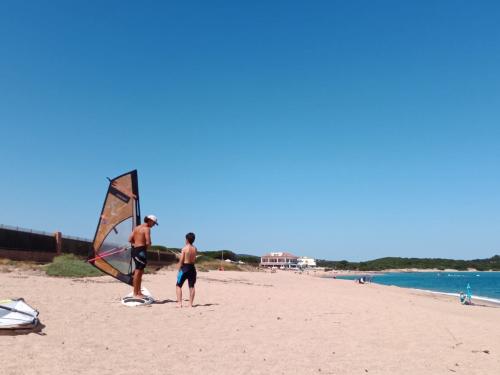 Lección teórica de windsurf en la playa.