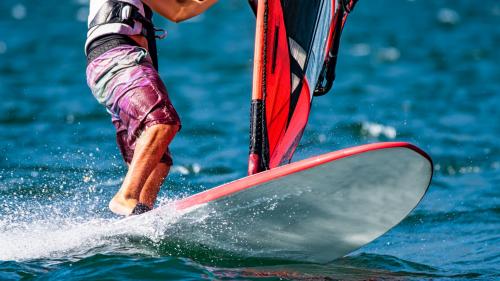 Tabla de windsurf y mar de Cerdeña