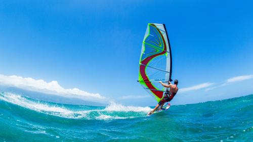 Chico durante la excursión de windsurf