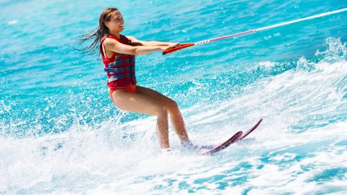 Mädchen beim Wasserskifahren im Nordosten Sardiniens
