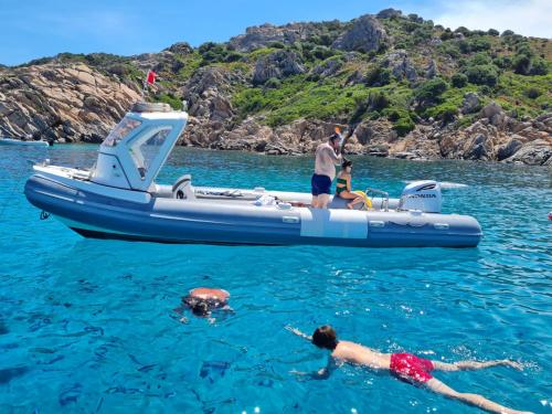 Rubber boat between the pools of Molara