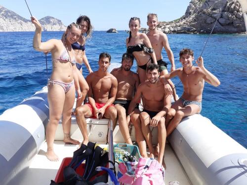 Gruppo di amici a bordo di un gommone con skipper