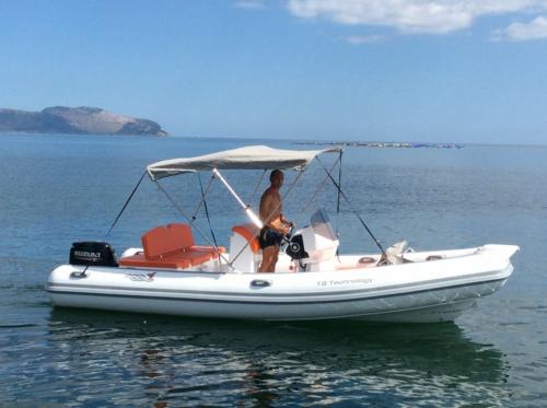 Schlauchboot in den kristallklaren Gewässern im Nordosten Sardiniens
