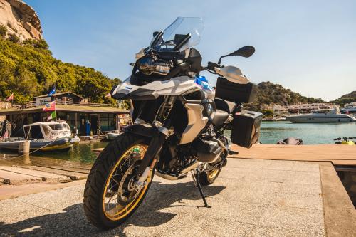 Primo piano moto BMW in un molo in Sardegna