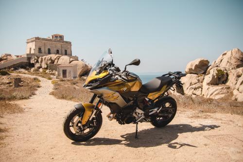 Moto BMW nella costa nord della Sardegna