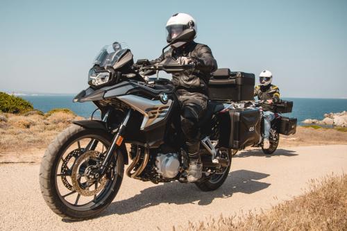 Motocyclistes et motos BMW en Sardaigne