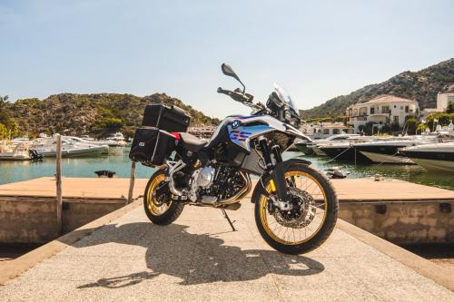 Primo piano moto BMW in un molo in Sardegna