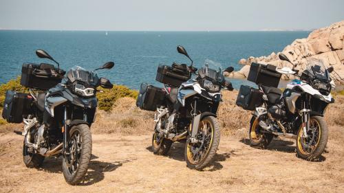 Gros plan de trois motos BMW sur une jetée en Sardaigne