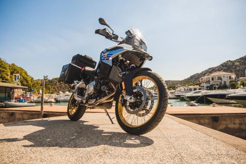 Primo piano moto BMW in un molo in Sardegna