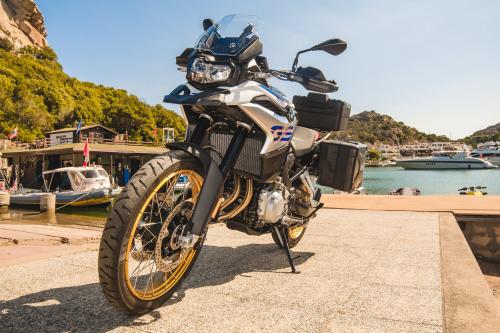 Primo piano moto BMW in un molo in Sardegna