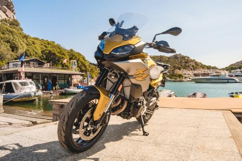 Primo piano moto BMW in un molo in Sardegna