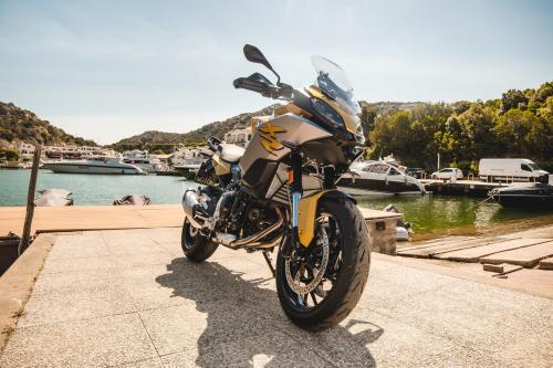 Primo piano moto BMW in un molo in Sardegna