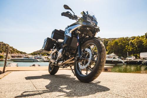 Motocicleta BMW de cerca en un muelle en Cerdeña