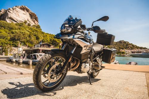 Primo piano moto BMW in un molo in Sardegna