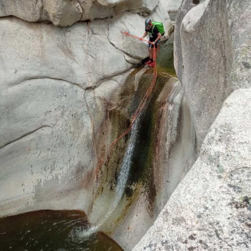 Escursionista pronto per la calata in corda durante escursione di canyoning