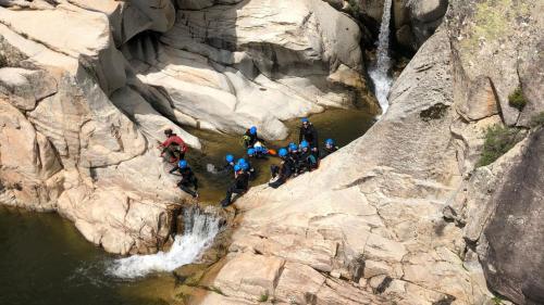 Les randonneurs attendent les instructions du guide pour descendre en rappel à Bau Mela