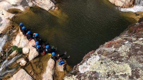 Des randonneurs se reposent en faisant du canyoning à Bau Mela