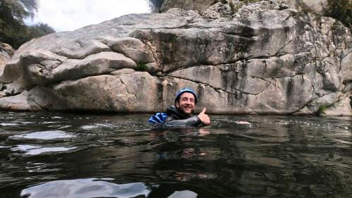 Un randonneur nage dans l'eau de Bau Mela