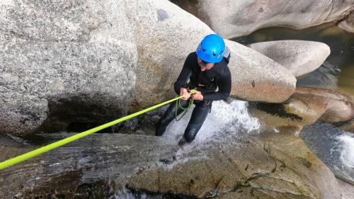 Un garçon plonge dans l'eau lors d'un canyoning à Bau Mela