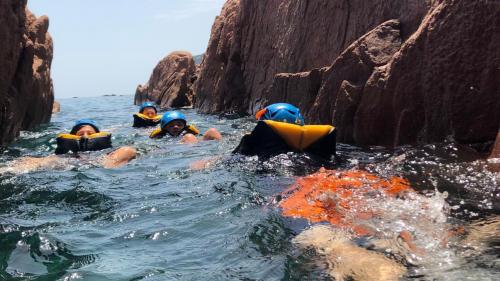 Des garçons se baignent en faisant du canyoning à Bau Mela