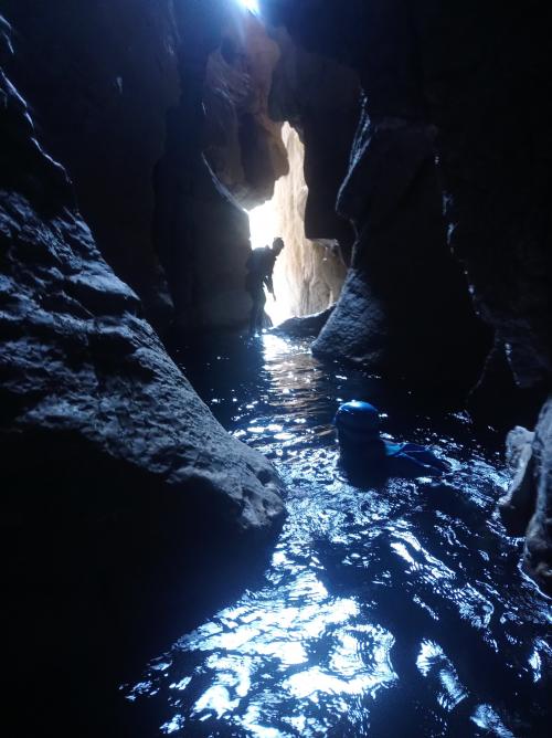 Canyoning e acqua all'interno di una grotta del Supramonte