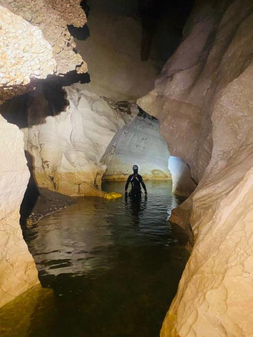Wanderer mit Helm in der Donini-Höhle