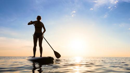 Excursion guidée en SUP au coucher du soleil à Capo Carbonara