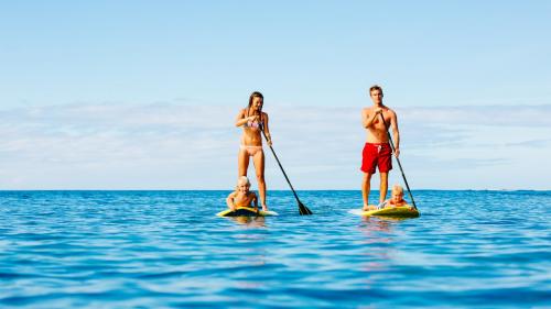 Famille lors d'une excursion SUP à Capo Carbonara