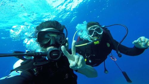 <p>Excursión guiada de bautismo submarino a Capo Carbonara</p>