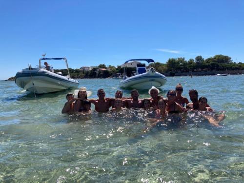 Gruppe von Touristen beim Entspannen im Wasser und Bootsfahrt